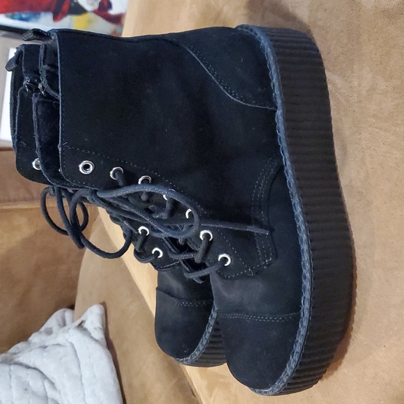 BRAND NEW T.U.K BOOTS - Picture 3 of 7